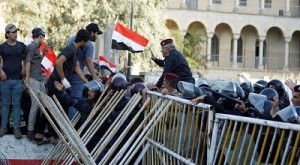  دو کشته و ده‌ها زخمی در تظاهرات روز جمعه عراق/درگیری نیروهای امنیتی با معترضان در بغداد